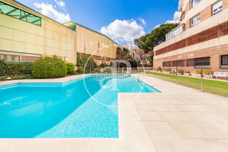 Foto f7ed94c2-f21c-4977-9c7e-0020e358a343. Pis amb calefacció aparcament piscina a Nueva España Madrid