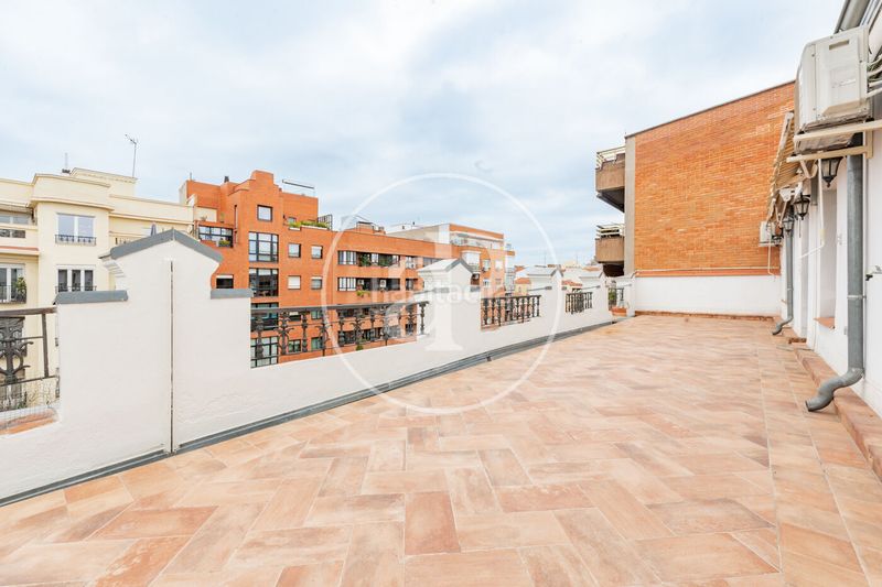 Foto 0b8f7d13-8a82-4972-9bc6-1e5c3b2b671b. Àtic amb calefacció aparcament a Almagro Madrid