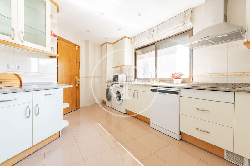 Foto ab270355-0661-41eb-bcd3-127195a6304f. Pis amb calefacció aparcament a Almagro Madrid