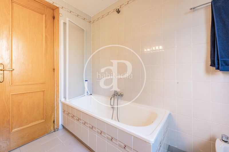 Foto 04996d6b-e0ae-4b95-8de0-7fd27bc42c63. Pis amb calefacció aparcament piscina a Mirasierra Madrid