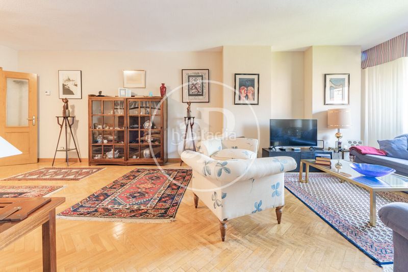 Foto 3db90d95-2c5c-46af-8758-3eaa5d1c3819. Pis amb calefacció aparcament piscina a Mirasierra Madrid