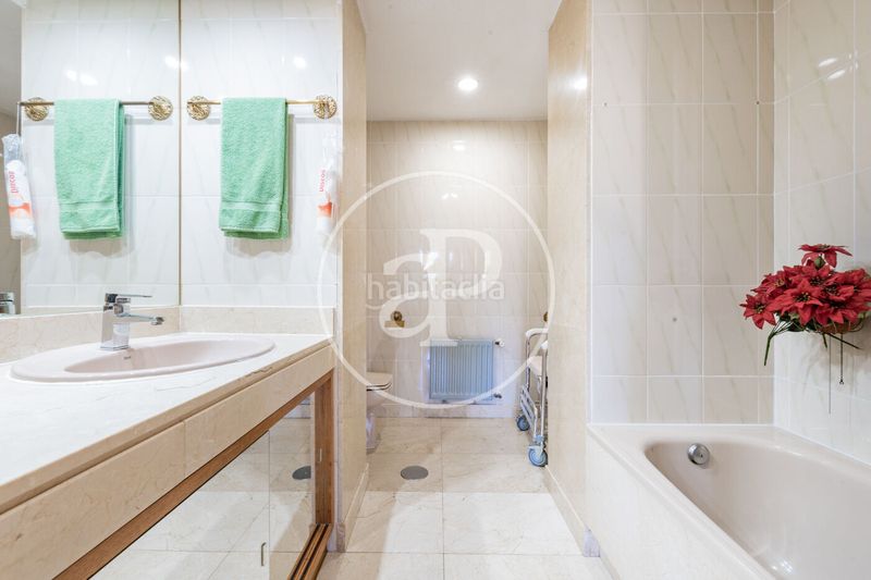 Foto 75a5f4fb-ce07-4711-8c5f-661372322444. Pis amb calefacció aparcament piscina a Mirasierra Madrid