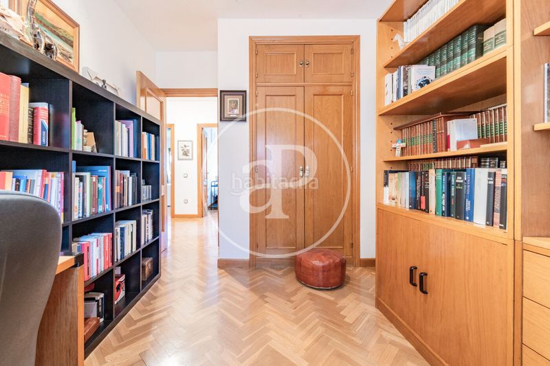 Foto aae47193-8d05-4a2d-adaf-004e4ed64616. Pis amb calefacció aparcament piscina a Mirasierra Madrid