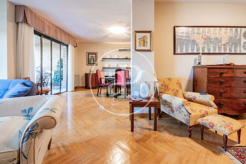 Foto d04b4839-cc10-4d50-9ea9-4c4483f4a57c. Pis amb calefacció aparcament piscina a Mirasierra Madrid