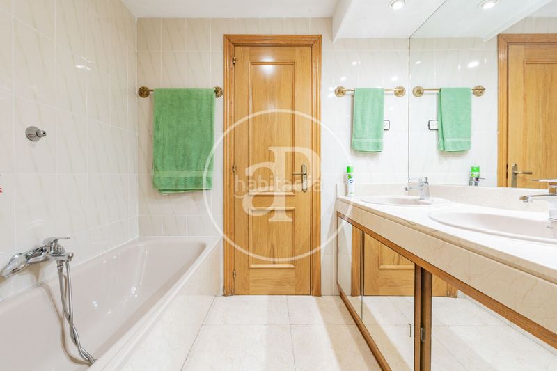 Foto efc1e6db-f4e3-47d0-b33d-497b1752f324. Pis amb calefacció aparcament piscina a Mirasierra Madrid