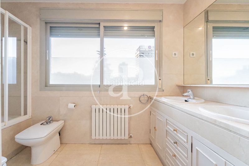 Foto 0379f9bd-8018-4677-b176-09d1bafb31d6. Pis amb calefacció aparcament piscina a Hispanoamérica-Bernabéu Madrid