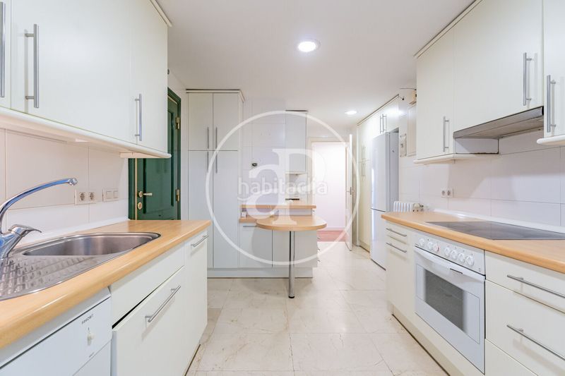 Foto 04591c1b-2b66-4c4b-be54-4ae4b7e7a1eb. Pis amb calefacció aparcament piscina a Hispanoamérica-Bernabéu Madrid
