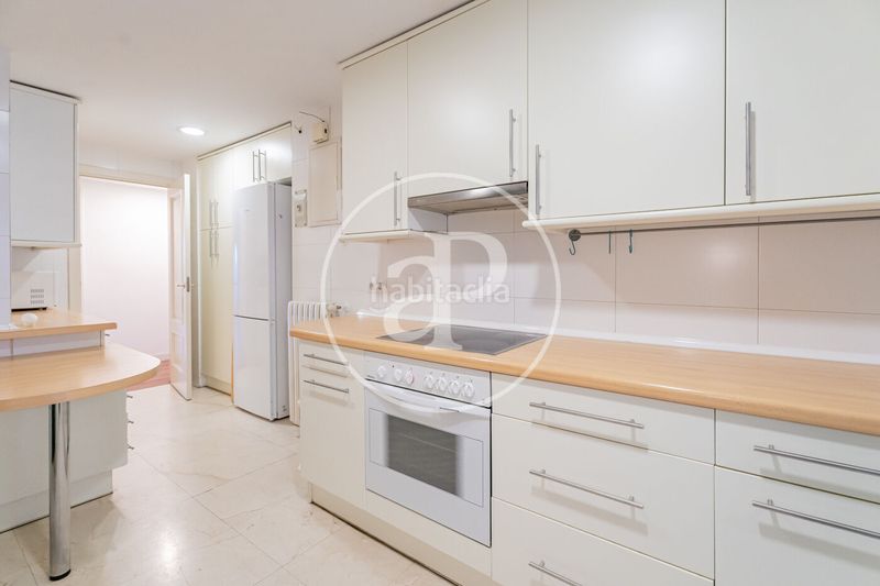 Foto 2bc89f52-751b-4376-8c27-43e79c5dd2b6. Pis amb calefacció aparcament piscina a Hispanoamérica-Bernabéu Madrid