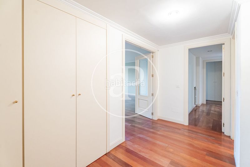 Foto 783e6e4a-1d46-4e35-bbcd-98a3d7f9ec53. Pis amb calefacció aparcament piscina a Hispanoamérica-Bernabéu Madrid