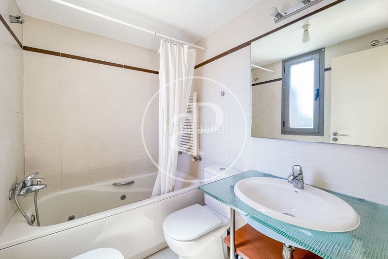 Foto d7f09aa2-1c28-4c5e-ab79-f07f0da0ff69. Pis amb calefacció aparcament piscina a Legazpi Madrid