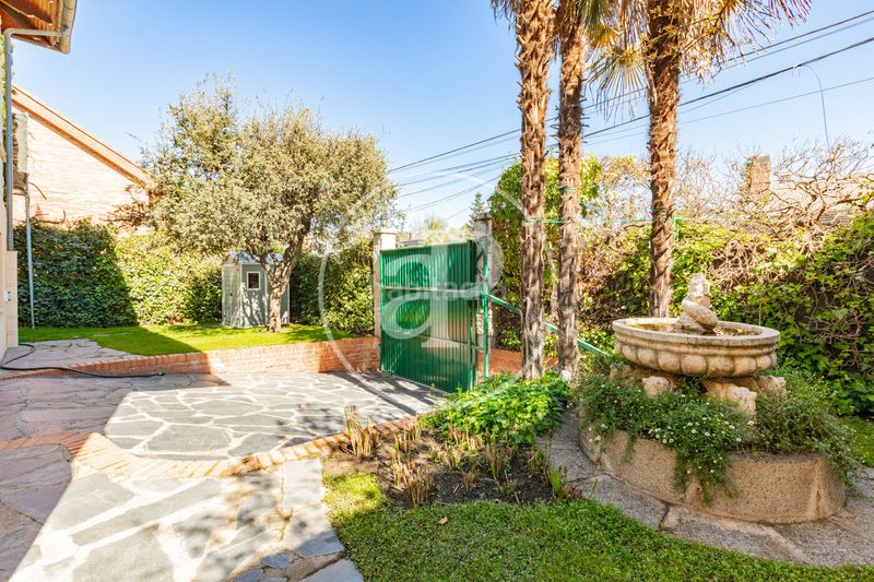 Foto 5cf7172e-a25d-4976-9708-03d7b2f60246. Casa amb calefacció aparcament piscina a La Florida - El Plantío Madrid