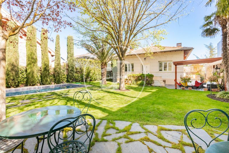 Foto b4940906-b353-45e7-808a-9b03d3e6b7bb. Casa amb calefacció aparcament piscina a La Florida - El Plantío Madrid