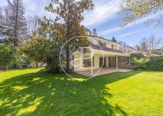 Casa aparellada  C. de fresnedillas. Casa en venta en fuentelarreina