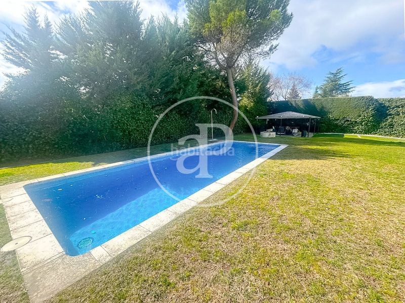 Foto 0abdadc3-7040-45be-8f79-cc492956ac99. Casa amb calefacció aparcament piscina a urbanización La Moraleja La Moraleja