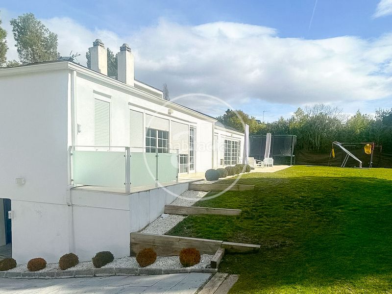 Foto f921dc88-8177-477d-b766-8d7457b8207b. Casa amb calefacció aparcament piscina a urbanización La Moraleja La Moraleja