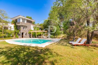 Casa en El Monte. Chalet independiente en venta en los peñascales