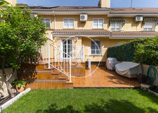 Reihenhaus in Salvador. Chalet adosado en venta en quinta de los molinos