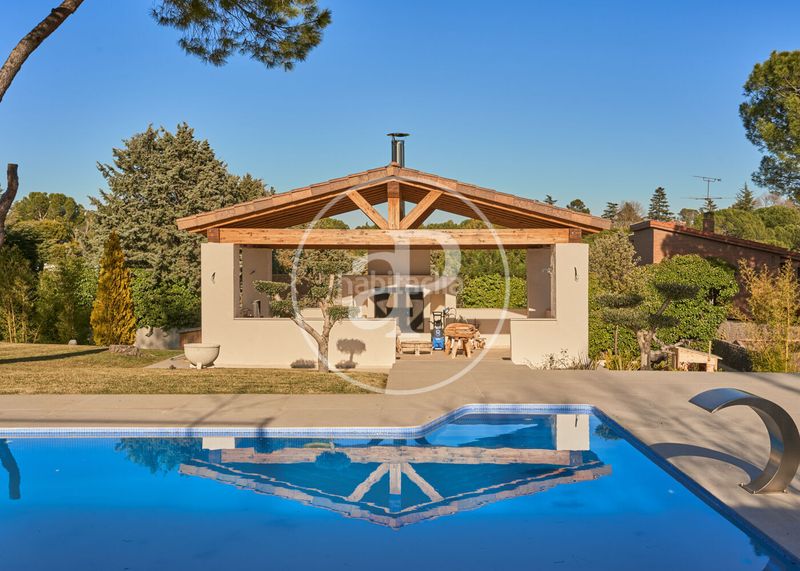 Foto b55b5522-27ba-46f5-aee6-653fc0bc04d7. Casa amb calefacció aparcament piscina a Las Lomas Boadilla del Monte