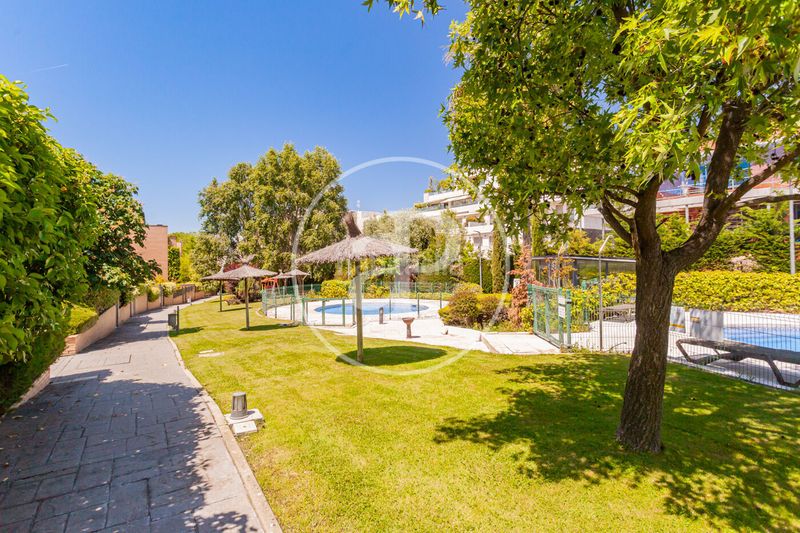 Foto 09a39d38-006b-4e51-ae49-3e8cb3653868. Casa adossada amb calefacció aparcament piscina a Madrid