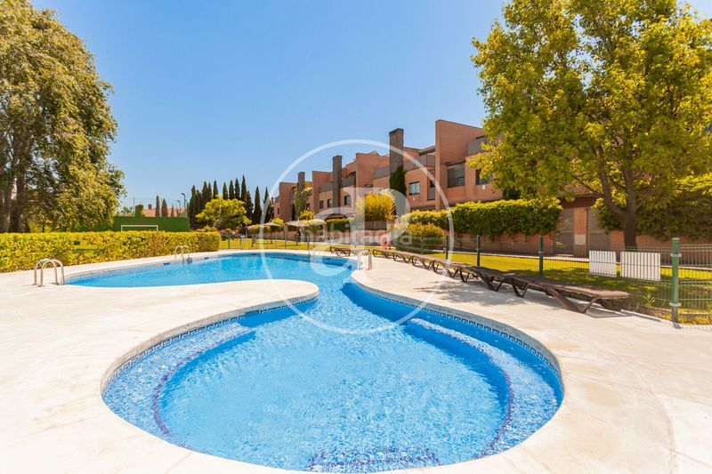 Foto f461ee40-2b26-440e-83e5-e3faad6f101b. Casa adossada amb calefacció aparcament piscina a Madrid