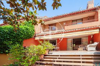 Casa adossada a Av. de la Osa Mayor