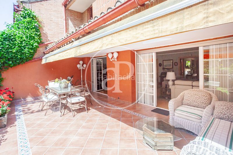 Foto 9845b842-8c1c-4e29-be8c-fa078d68f499. Casa adossada amb calefacció aparcament piscina a Madrid