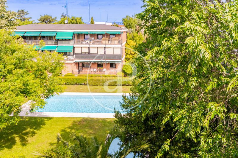 Foto 512cdf2d-8638-4374-86e0-a7e68275126d. Pis amb calefacció aparcament piscina a Mirasierra Madrid