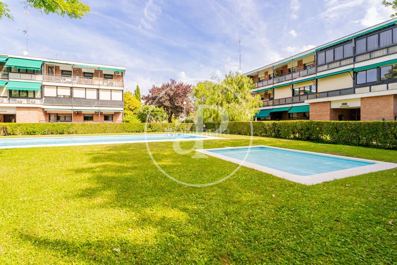 Foto cf21a91d-c96e-4408-ad23-d7ec7dab2db6. Pis amb calefacció aparcament piscina a Mirasierra Madrid