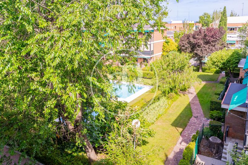 Foto d27cfd6d-884a-41f8-be93-b9ed02d61152. Pis amb calefacció aparcament piscina a Mirasierra Madrid
