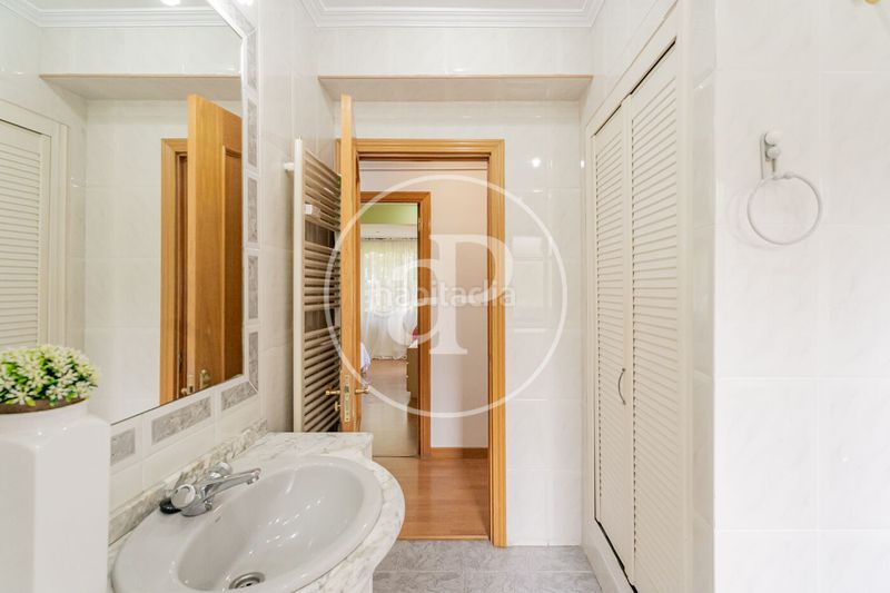 Foto d8ee794a-6fbd-4a3d-acbd-f69590f96da1. Pis amb calefacció aparcament piscina a Mirasierra Madrid