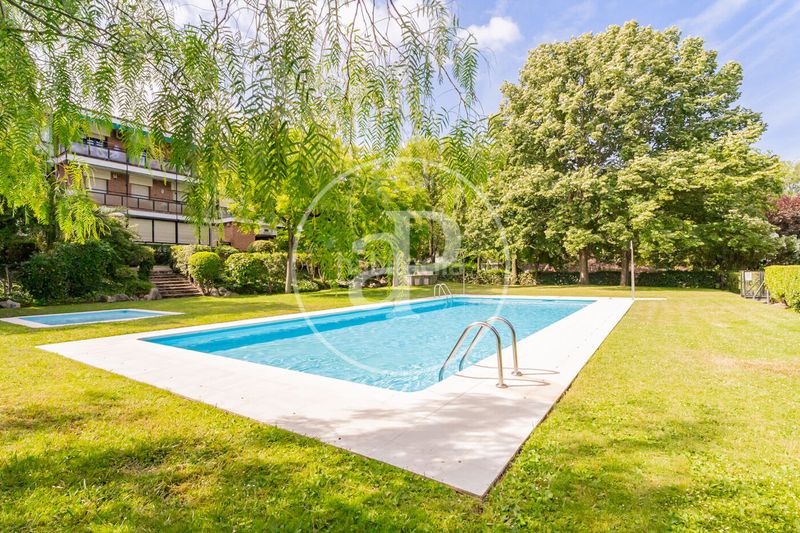 Foto f75b2a1d-fdcb-4699-b218-3c5613e8f3e3. Pis amb calefacció aparcament piscina a Mirasierra Madrid