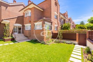 Lloguer Casa adossada  C. aristóteles. Chalet adosado en esquina en monte rozas