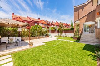 Location Maison jumelée  C. aristóteles. Chalet adosado en esquina en monte rozas