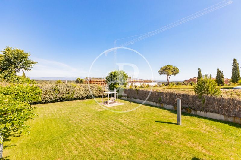 Foto 1eadfd4d-c3ec-425e-84ad-ee0979772136. Casa amb calefacció aparcament piscina a Valdemarín Madrid