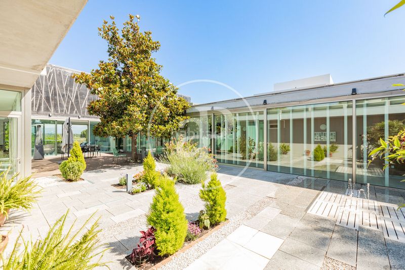 Foto 5d4caa85-1ba8-4e51-9e2e-a2ce2f06d311. Casa amb calefacció aparcament piscina a Valdemarín Madrid