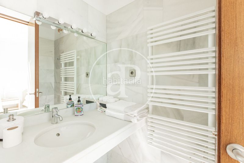 Foto ac0c8910-b56d-4d99-9b4e-d22f92db3826. Casa amb calefacció aparcament piscina a Valdemarín Madrid