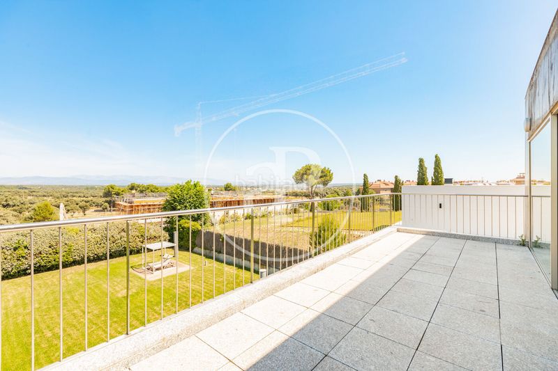 Foto e5dc215b-2d23-463d-958d-c5a2e5900172. Casa amb calefacció aparcament piscina a Valdemarín Madrid