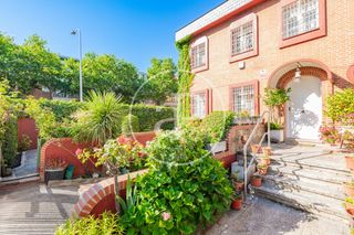 Casa aparellada a Canillejas. Casa en venta en canillejas