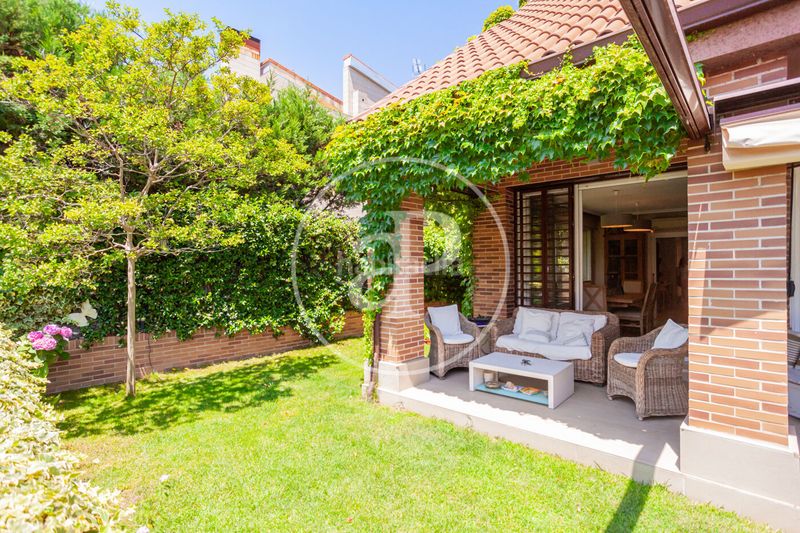 Foto 4d59df23-e1a1-4b3d-a5c0-b23a91b90c88. Casa adossada amb calefacció aparcament piscina a Madrid