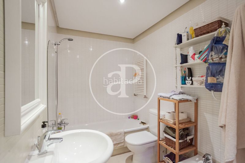 Foto c0e8bb2a-f7ce-40eb-8f22-dc607616e3de. Casa adossada amb calefacció aparcament piscina a Madrid