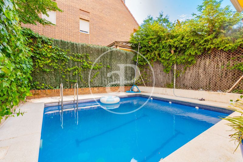 Foto 3d6e81ff-fcb5-4ef9-afe5-8ede74610343. Casa adossada amb calefacció aparcament piscina a Madrid