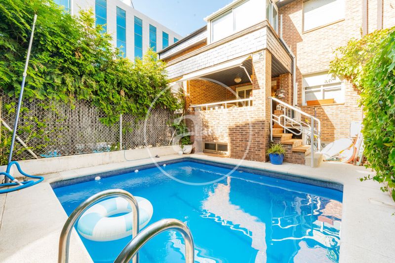 Foto 99748bcf-f49f-47b1-9ca3-991e6af9d35d. Casa adossada amb calefacció aparcament piscina a Madrid