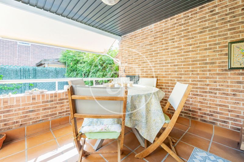 Foto c0591ff2-a9e9-465b-9928-44a38fd03920. Casa adossada amb calefacció aparcament piscina a Madrid