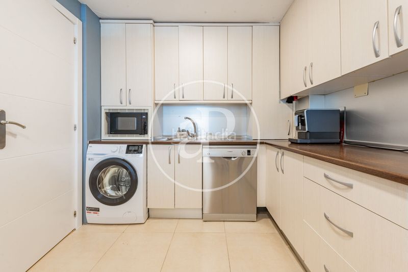 Foto f297ee29-b4bd-4a32-8fea-f94074775d3a. Casa adossada amb calefacció aparcament piscina a Madrid