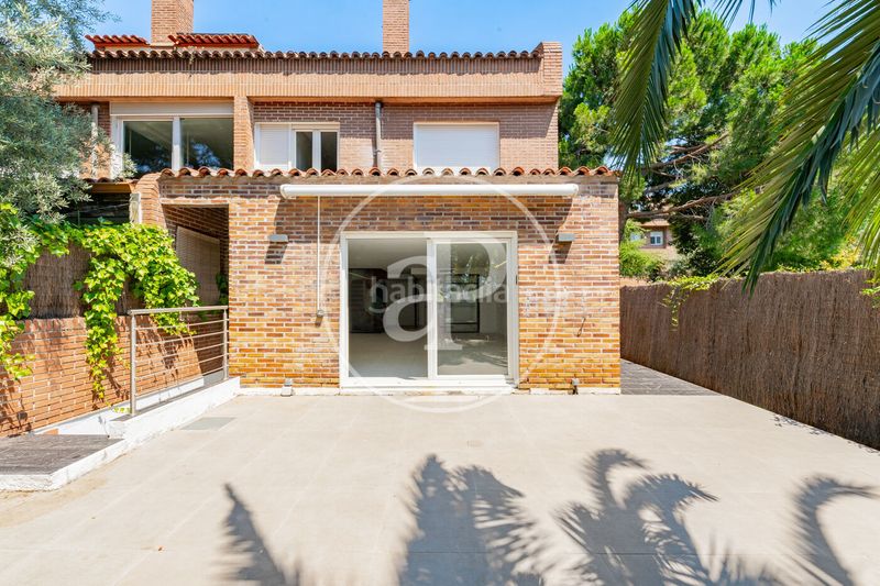 Foto 0f8ff888-9add-425d-a278-a2e4d0c14dd6. Casa adossada amb calefacció aparcament piscina a La Moraleja