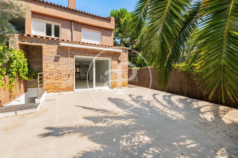 Foto cb9f16f0-01df-4624-8312-87e8ef07c85b. Casa adossada amb calefacció aparcament piscina a La Moraleja