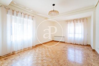 Location Appartement  C. de azcona. Piso en alquiler en calle azcona