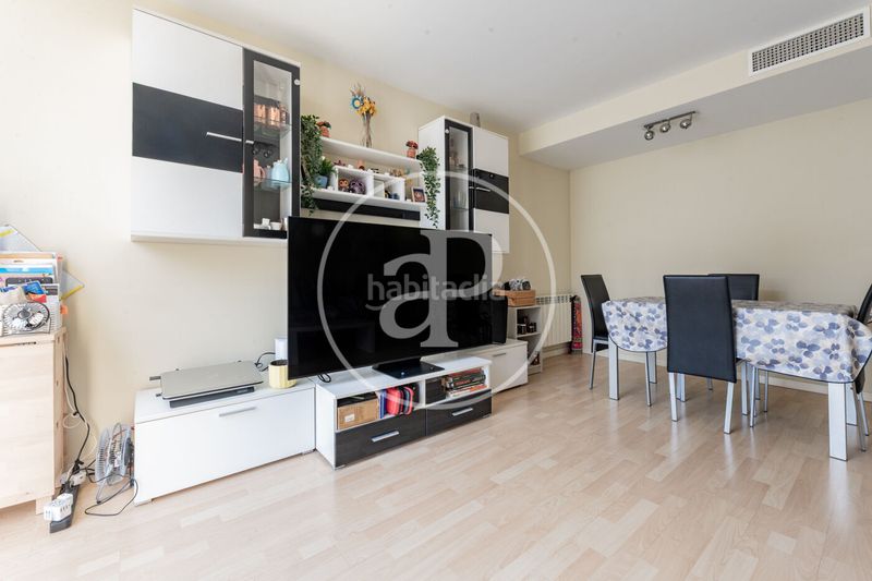 Foto f6db8a94-8073-4b42-a127-9ae491ba5825. Pis amb calefacció aparcament piscina a Adelfas Madrid