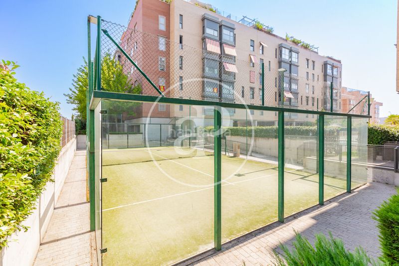 Foto 8a66bf95-bd96-40a8-a57c-03bc0955016f. Pis amb calefacció aparcament piscina a Sanchinarro Madrid