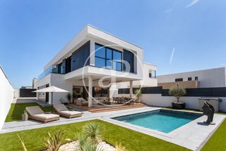 Casa aparellada  C. tallín. Chalet pareado en venta en monte de la villa